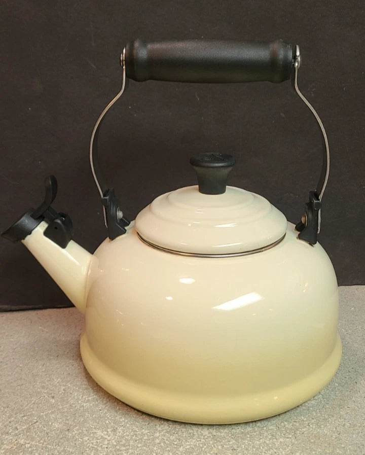 LE CREUSET Enamel 1.7 Quart Whistling Stovetop TEA KETTLE Teapot Dune Ivory