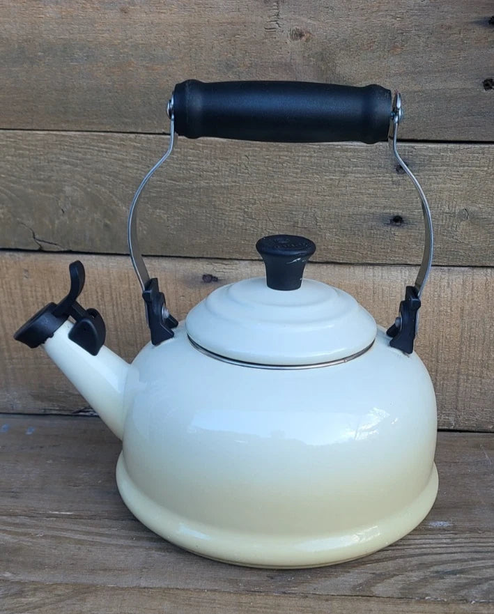 LE CREUSET Enamel 1.7 Quart Whistling Stovetop TEA KETTLE Teapot Dune Ivory
