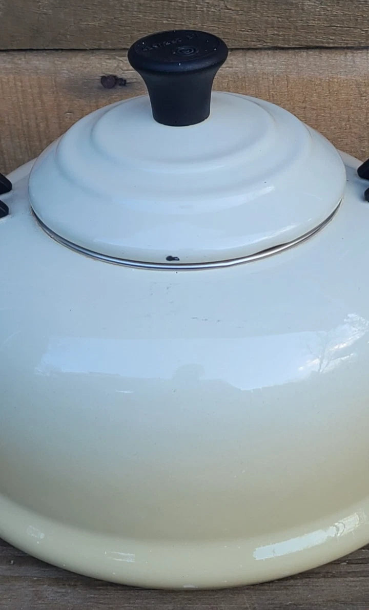 LE CREUSET Enamel 1.7 Quart Whistling Stovetop TEA KETTLE Teapot Dune Ivory