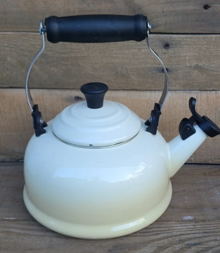 LE CREUSET Enamel 1.7 Quart Whistling Stovetop TEA KETTLE Teapot Dune Ivory