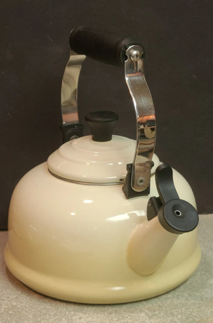 LE CREUSET Enamel 1.7 Quart Whistling Stovetop TEA KETTLE Teapot Dune Ivory