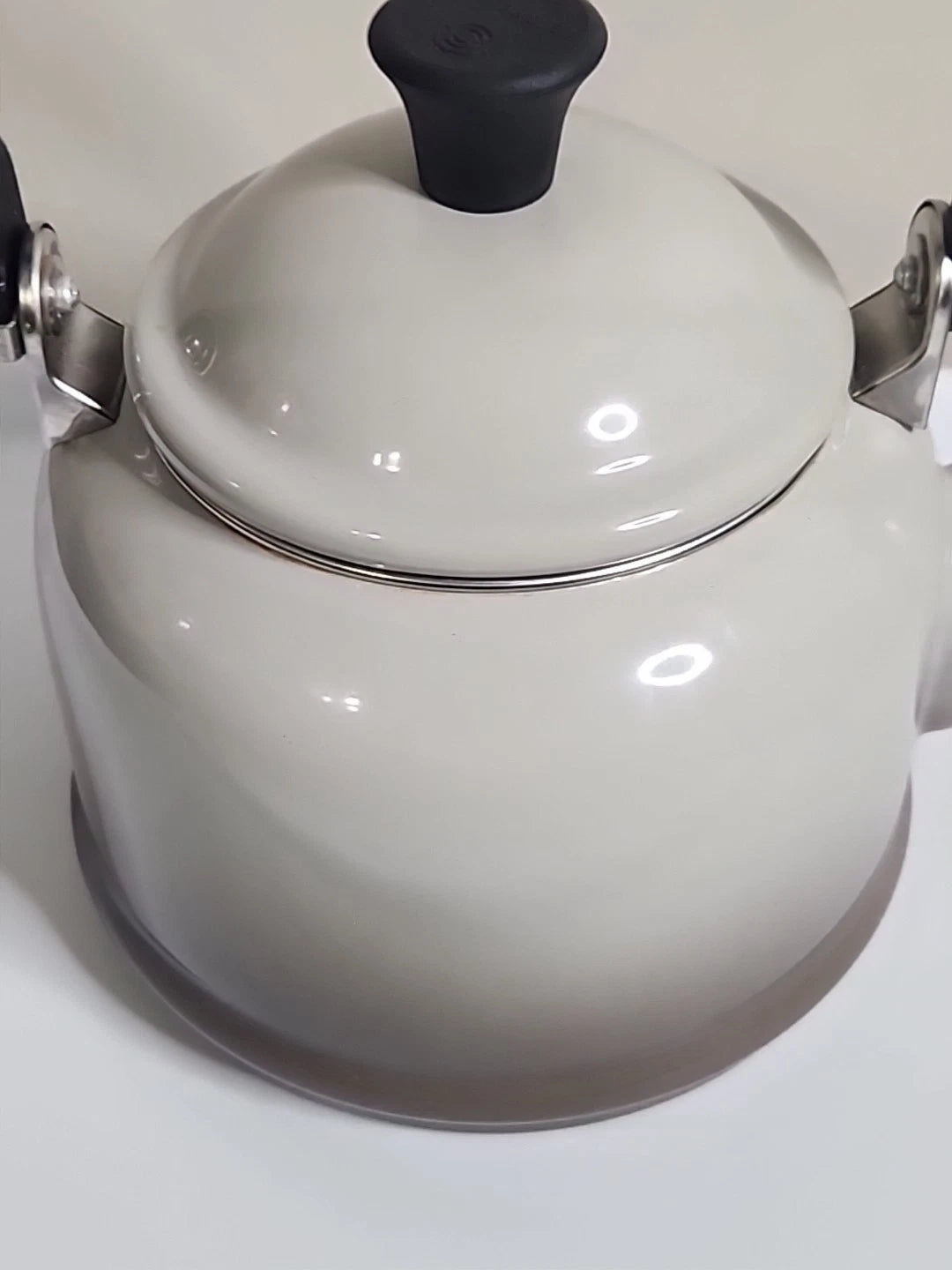 Le Creuset Whistling Tea Kettle Gray Tea Pot 1.25 Qt 1.1 L Enameled