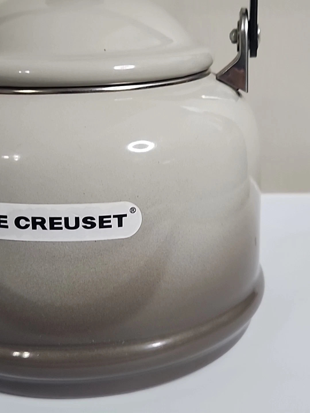 Le Creuset Whistling Tea Kettle Gray Tea Pot 1.25 Qt 1.1 L Enameled