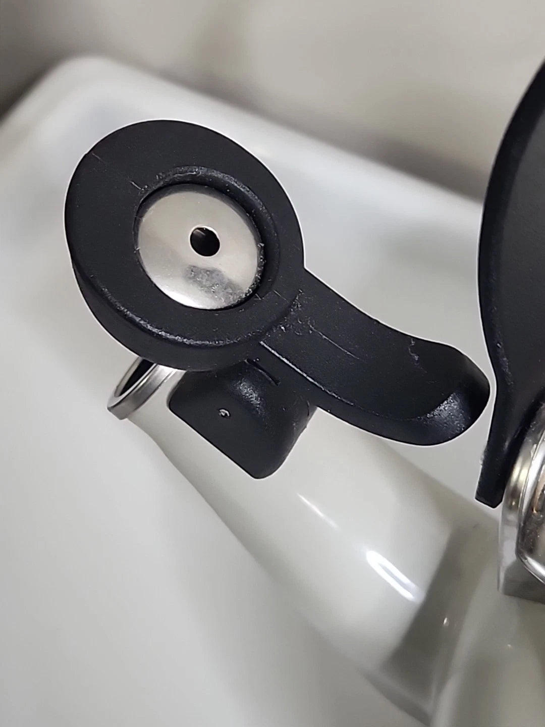 Le Creuset Whistling Tea Kettle Gray Tea Pot 1.25 Qt 1.1 L Enameled