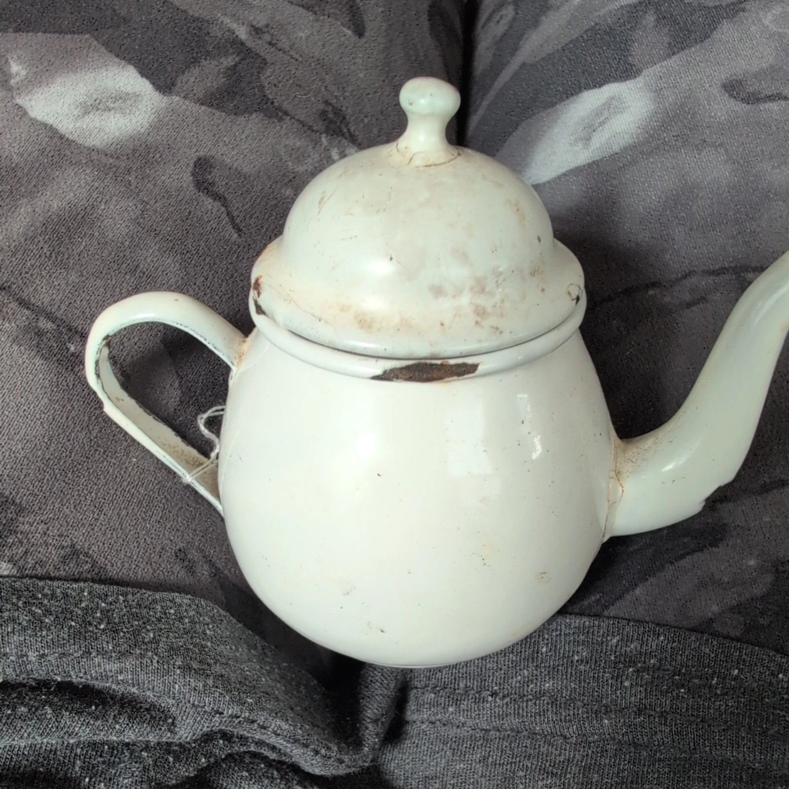 Vintage Enamel/Graniteware Gooseneck White Coffee/Tea Pot Pitcher with Lid 3"