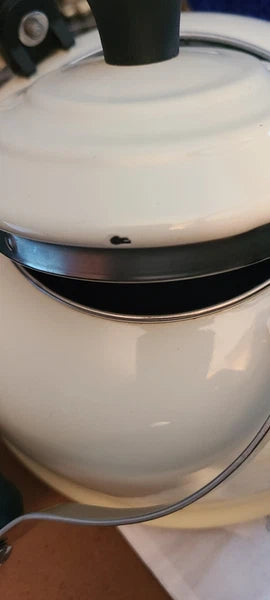 LE CREUSET Enamel 1.7 Quart Whistling Stovetop TEA KETTLE Teapot Dune Ivory