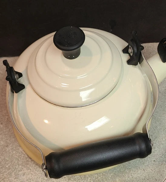 LE CREUSET Enamel 1.7 Quart Whistling Stovetop TEA KETTLE Teapot Dune Ivory