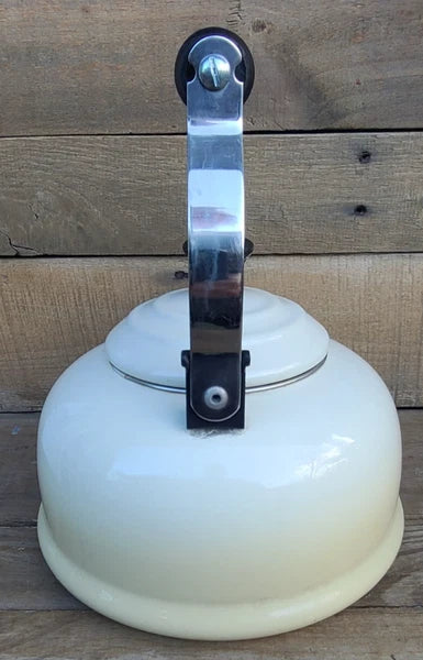 LE CREUSET Enamel 1.7 Quart Whistling Stovetop TEA KETTLE Teapot Dune Ivory