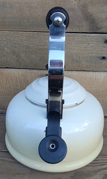 LE CREUSET Enamel 1.7 Quart Whistling Stovetop TEA KETTLE Teapot Dune Ivory