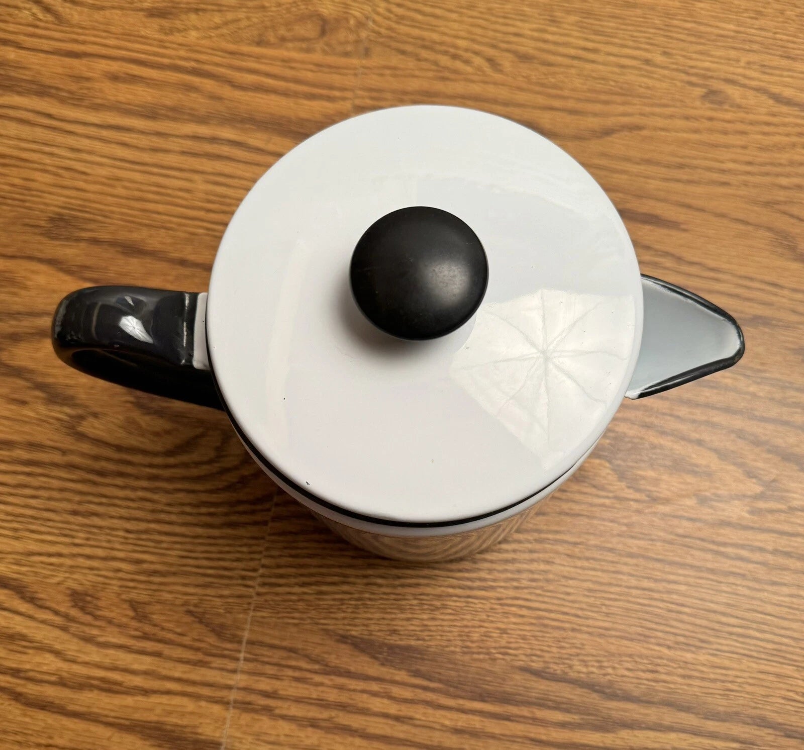 Vintage White Enamel Coffe/Tea Pot. 7 1/2" x 5 1/4"