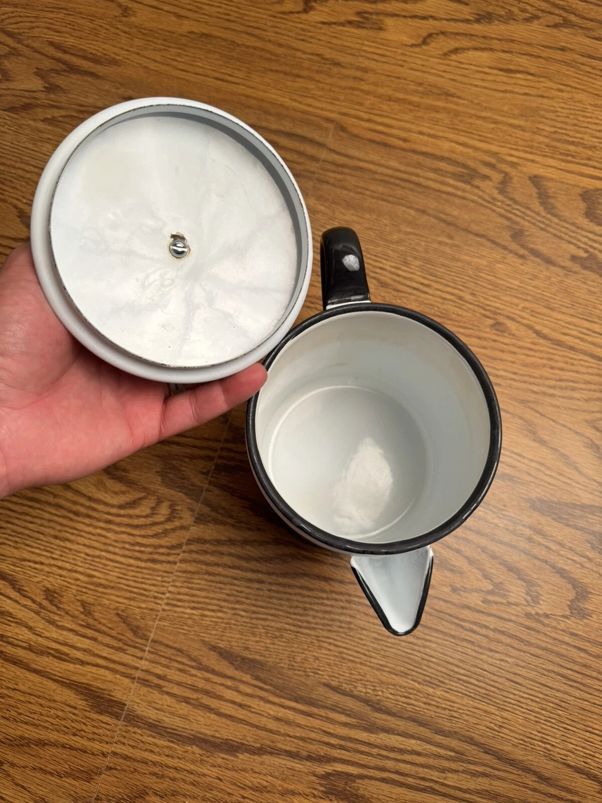 Vintage White Enamel Coffe/Tea Pot. 7 1/2" x 5 1/4"