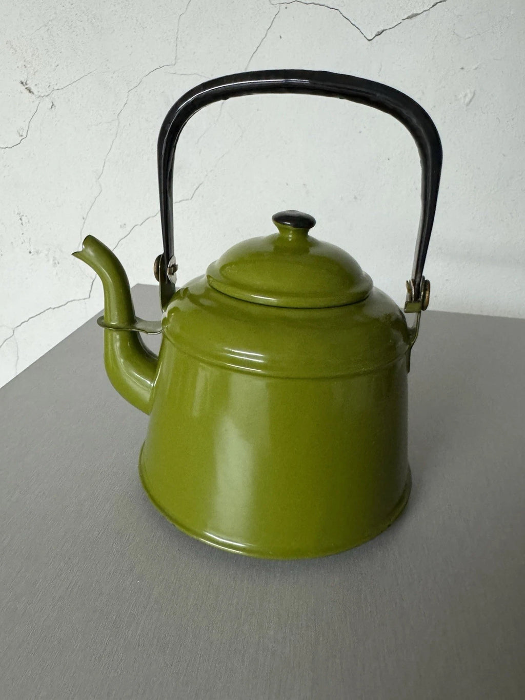 Vtg Avocado Green Enamel Teapot Tea Kettle Farmhouse Mcm Country Cottage Rustic