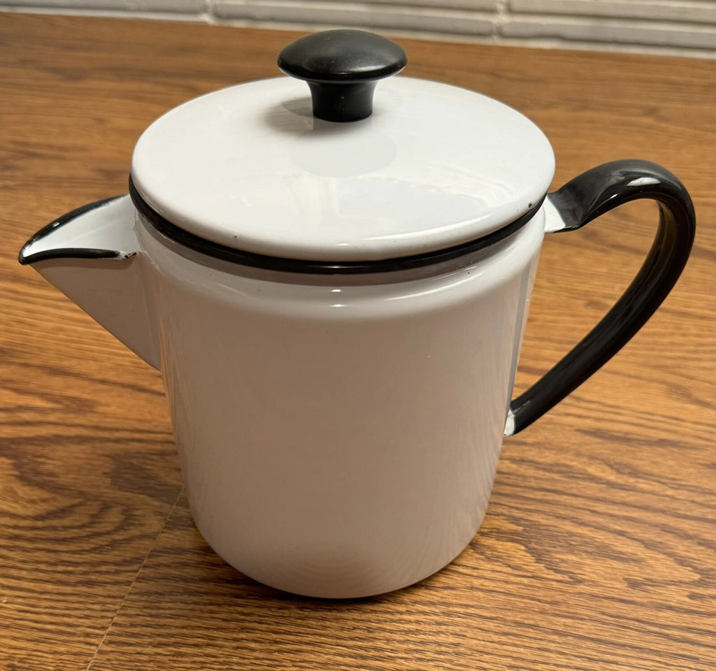 Vintage White Enamel Coffe/Tea Pot. 7 1/2" x 5 1/4"