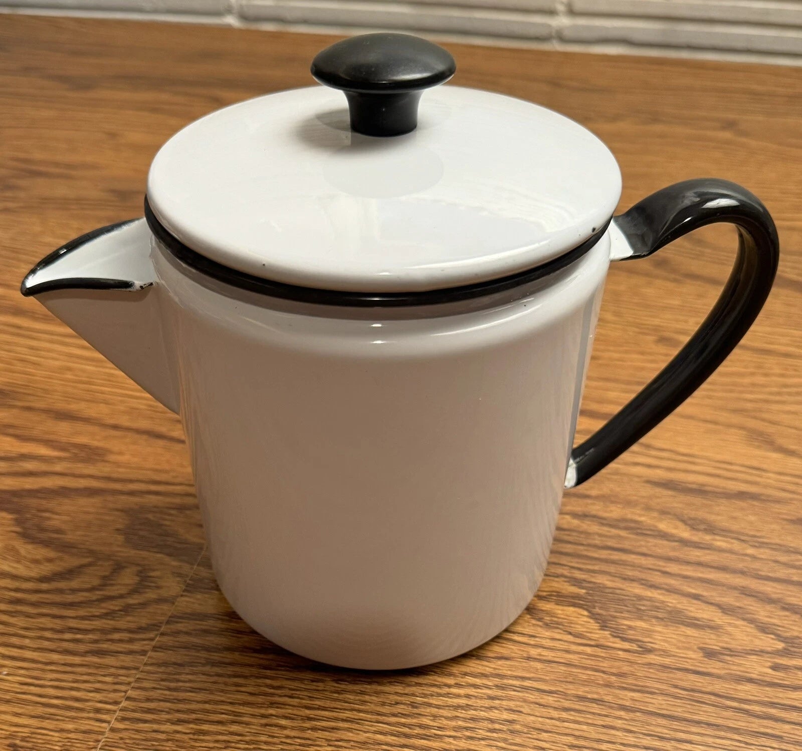 Vintage White Enamel Coffe/Tea Pot. 7 1/2" x 5 1/4"