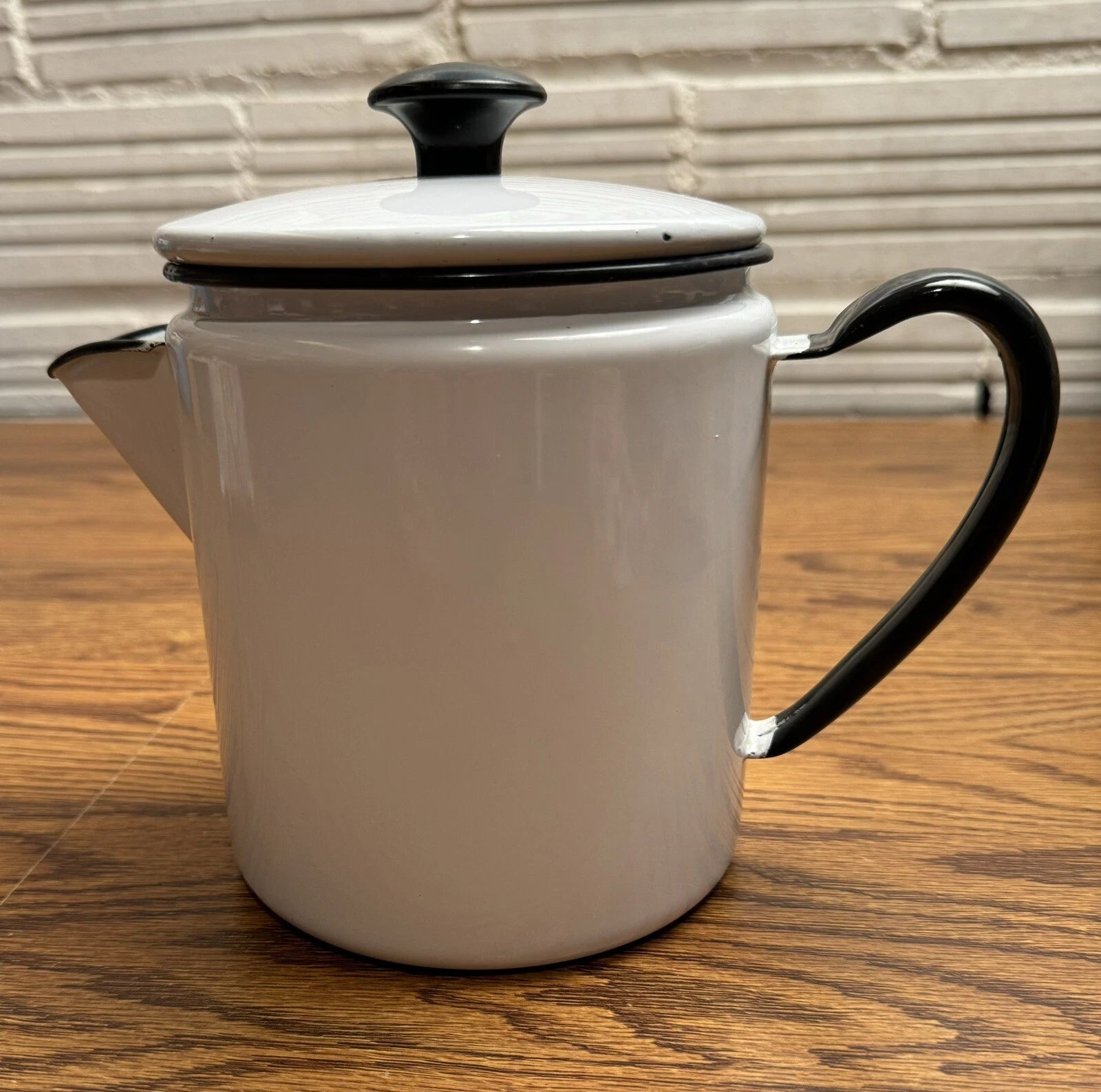 Vintage White Enamel Coffe/Tea Pot. 7 1/2" x 5 1/4"
